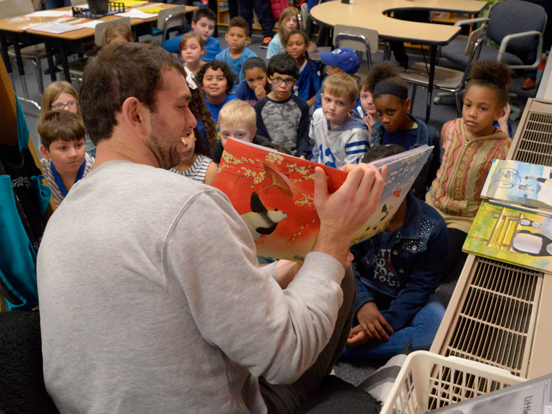 Colts Quarterback Andrew Luck Reads to Students at MSD Wayne Elementary School